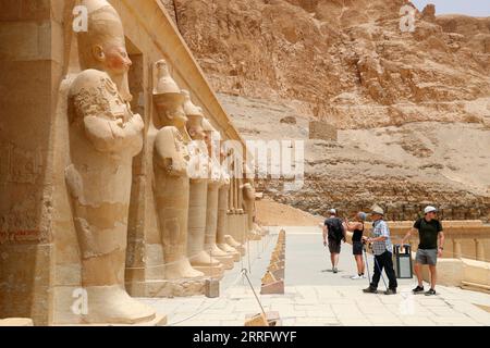 220428 -- CAIRO, 28 aprile 2022 -- i turisti visitano il Tempio di Hatshepsut a Luxor, Egitto, 26 aprile 2022. Luxor, una capitale dell'antico alto Egitto conosciuta come Tebe, è ora una destinazione turistica famosa per gli edifici storici dei templi e altre reliquie. EGITTO-LUXOR-MONUMENTI STORICI-TURISMO SuixXiankai PUBLICATIONxNOTxINxCHN Foto Stock