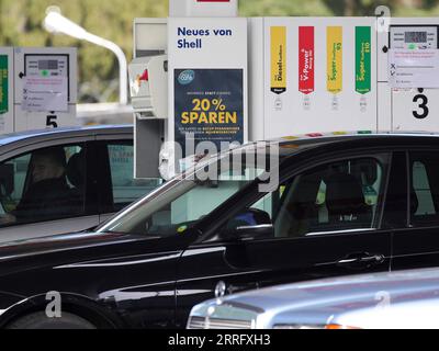 220318 -- FRANCOFORTE, 18 marzo 2022 -- le persone riempiono i serbatoi delle loro auto in una stazione di servizio a Francoforte, Germania, 18 marzo 2022. In risposta al recente impennata dei prezzi della benzina e del gasolio in Germania, mercoledì l'Ufficio federale dei cartelli BKartA ha dichiarato che seguirà da vicino l'andamento dei prezzi nelle stazioni di servizio del paese. Foto di /Xinhua GERMANY-FRANKFURT-GAS-PRICES-SURGE ArmandoxBabani PUBLICATIONxNOTxINxCHN Foto Stock