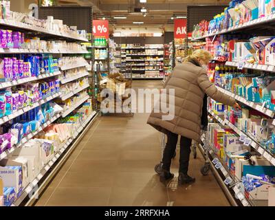 220427 -- BERLINO, 27 aprile 2022 -- Un negozio di consumo in un supermercato di Berlino, capitale della Germania, il 27 aprile 2022. La fiducia dei consumatori in Germania si è deteriorata in modo significativo in aprile nel contesto del conflitto tra Russia e Ucraina, secondo uno studio mensile pubblicato mercoledì dall’istituto GfK di ricerche di mercato con sede a Norimberga. A causa dell'esplosione dei prezzi dell'energia e dell'elevata inflazione, l'indicatore GfK prospettico di maggio è crollato di 10,8 26,5 punti, secondo lo studio basato su interviste di circa 2.000 consumatori tedeschi. GERMANIA-BERLINO-SENTIMENTO DEI CONSUMATORI Foto Stock