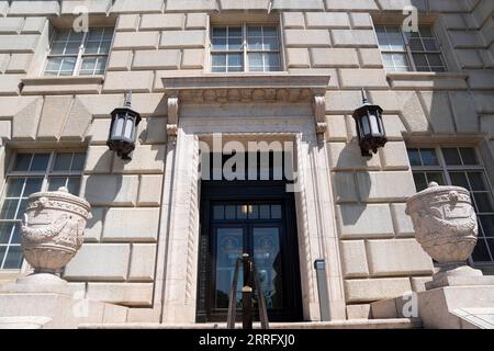 220428 -- WASHINGTON, 28 aprile 2022 -- foto scattata il 28 aprile 2022 mostra l'edificio del Dipartimento del commercio a Washington, D.C., negli Stati Uniti. L'economia degli Stati Uniti si è ridotta a un tasso annuo del 1,4% nel primo trimestre, quando cominciano a manifestarsi gli effetti dell'ondata di Omicron, il Dipartimento del commercio degli Stati Uniti ha riferito giovedì. U.S.-WASHINGTON, D.C.-ECONOMIA-PRIMO TRIMESTRE-CONTRAZIONE LIUXJIE PUBLICATIONXNOTXINXCHN Foto Stock