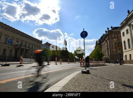 220429 -- BERLINO, 29 aprile 2022 -- la gente va in bicicletta all'Unter den Linden Boulevard a Berlino, capitale della Germania, 28 aprile 2022. GERMANY-BERLIN-LIFE RenxPengfei PUBLICATIONxNOTxINxCHN Foto Stock