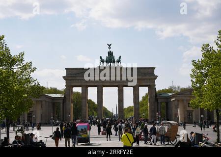 220429 -- BERLINO, 29 aprile 2022 -- la gente visita la Pariser Platz sul lato est della porta di Brandeburgo a Berlino, capitale della Germania, 28 aprile 2022. GERMANY-BERLIN-LIFE RenxPengfei PUBLICATIONxNOTxINxCHN Foto Stock