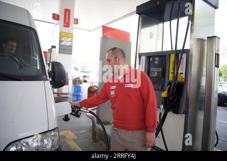 220429 -- ISTANBUL, 29 aprile 2022 -- Un lavoratore alimenta un veicolo in una stazione di servizio a Istanbul, in Turchia, il 26 aprile 2022. Durante la vacanza di Eid al-Fitr, i turchi di solito tornano nella loro città natale per visitare parenti anziani o per fare una breve pausa nelle città di villeggiatura dal trambusto delle grandi città. Quest'anno, tuttavia, molti riconsiderano i loro piani in un'ampia impennata dei prezzi. I prezzi del carburante sono saliti vertiginosamente insieme all'inflazione in aumento e al forte deprezzamento della valuta turca nei confronti del dollaro statunitense. Shadati PER ANDARE CON la caratteristica: I viaggi Eid del popolo turco viziati dall'aumento del fue Foto Stock