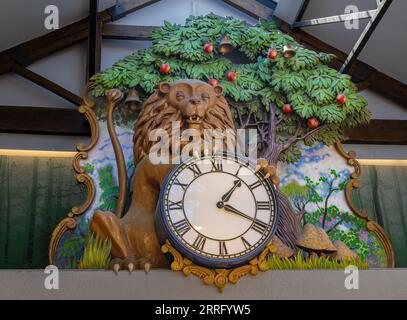 Grantham, Lincolnshire, Regno Unito – The Lion and Apple Tree Clock nel centro commerciale Isaac Newton Foto Stock