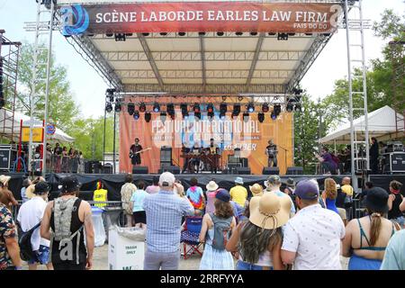 220501 -- HOUSTON, 1 maggio 2022 -- Una band si esibisce durante il Festival International de Louisiane a Lafayette, Louisiana, negli Stati Uniti, il 30 aprile 2022. Festival International de Louisiane è un festival internazionale di musica e arti all'aperto senza biglietto, che celebra la sua cultura nativa e crea una connessione con le culture globali, sviluppando allo stesso tempo un apprezzamento per la musica e le arti Foto di /Xinhua U.S.-LOUISIANA-LAFAYETTE-FESTIVAL INTERNATIONAL DE LOUISIANE LanxWei PUBLICATIONxNOTxINxCHN Foto Stock