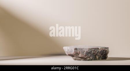 presentazione del prodotto. pietra naturale vuota, lastra. sfondo beige e ombra dalla finestra. Podio dei prodotti con spazio per i testi, promozioni, prodotti cosmetici Foto Stock