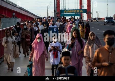 220502 -- GIACARTA, 2 maggio 2022 -- le persone attraversano il ponte di Ampera per partecipare alle preghiere Eid al-Fitr a Palembang di Sumatra meridionale, Indonesia, il 2 maggio 2022. INDONESIA-GIACARTA-EID AL-FITR VerixSanovri PUBLICATIONxNOTxINxCHN Foto Stock