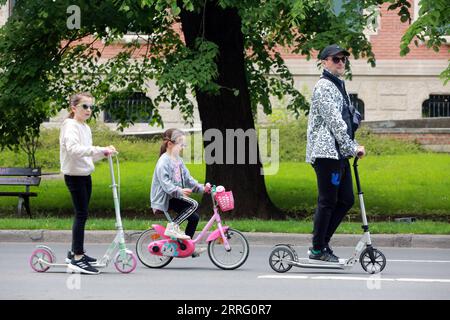 220501 -- BUCAREST, 1° maggio 2022 -- la gente gioca in una zona pedonale su una strada di Bucarest, Romania, il 1° maggio 2022. Mentre il Municipio di Bucarest ha lanciato una nuova edizione dell'evento Open Streets, diverse strade della città diventeranno zone pedonali nei fine settimana tra il 30 aprile e il 16 ottobre di quest'anno per le persone di avere varie attività. Foto di Gabriel /Xinhua ROMANIA-BUCAREST-ZONA PEDONALE-STRADE APERTE Petrescu PUBLICATIONxNOTxINxCHN Foto Stock