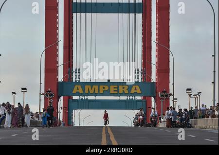 220502 -- GIACARTA, 2 maggio 2022 -- le persone attraversano il ponte di Ampera per partecipare alle preghiere Eid al-Fitr a Palembang di Sumatra meridionale, Indonesia, il 2 maggio 2022. INDONESIA-GIACARTA-EID AL-FITR VerixSanovri PUBLICATIONxNOTxINxCHN Foto Stock