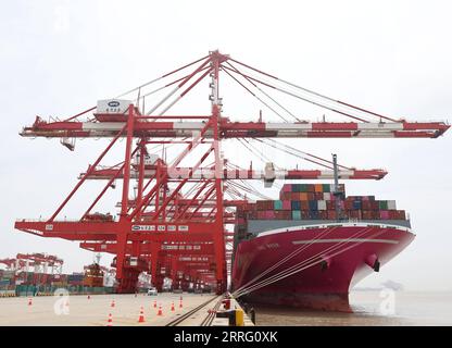 220502 -- PECHINO, 2 maggio 2022 -- Una nave portacontainer dal Giappone è ancorata al molo container del porto Yangshan di Shanghai, nella Cina orientale, il 27 aprile 2022. Xinhua titoli: La politica dinamica della Cina zero-COVID va a vantaggio del mondo ChenxJianli PUBLICATIONxNOTxINxCHN Foto Stock