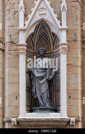 Statua di Santo Stefano nel Tabernacolo esterno nel perimetro esterno della Chiesa di Orsanmichele a Firenze, Italia. Foto Stock