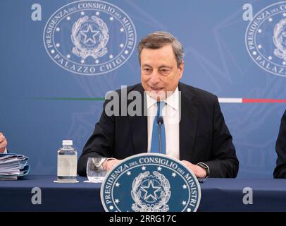 220502 -- ROMA, 2 maggio 2022 -- il primo ministro italiano Mario Draghi tiene una conferenza stampa a Roma, in Italia, il 2 maggio 2022. Lunedì il governo italiano ha adottato un decreto che elimina le accise su alcune forme di gas naturale e metano per contribuire ad affrontare l'impennata dei prezzi dell'energia dovuta al conflitto Russia-Ucraina. Str/Xinhua ITALIA-ROMA-PM-CONFERENZA STAMPA Stringer PUBLICATIONxNOTxINxCHN Foto Stock