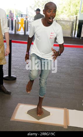 Sir Mo Farah mette i piedi in concreate alla stazione della metropolitana di South Shields davanti alla AJ Bell Great North Run di domenica 10. Data immagine: Venerdì 8 settembre 2023. Foto Stock