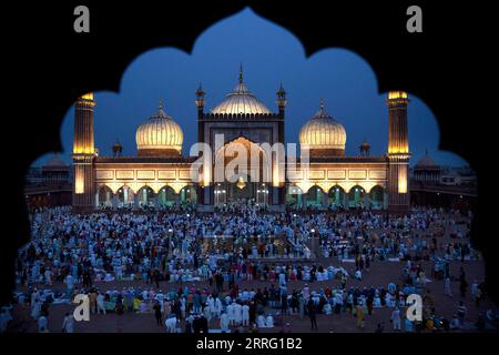 220503 -- NUOVA DELHI, 3 maggio 2022 -- i musulmani si riuniscono per offrire preghiere Eid al-Fitr alla Jama Masjid di nuova Delhi, India, 3 maggio 2022. EID al-Fitr segna la fine del mese di digiuno del Ramadan. INDIA-NUOVA DELHI-EID-AL-FITR CELEBRAZIONI JAVEDXDAR PUBLICATIONXNOTXINXCHN Foto Stock