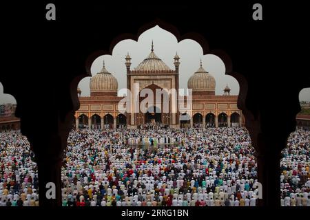 220503 -- NUOVA DELHI, 3 maggio 2022 -- i musulmani si riuniscono per offrire preghiere Eid al-Fitr alla Jama Masjid di nuova Delhi, India, 3 maggio 2022. EID al-Fitr segna la fine del mese di digiuno del Ramadan. INDIA-NUOVA DELHI-EID-AL-FITR CELEBRAZIONI JAVEDXDAR PUBLICATIONXNOTXINXCHN Foto Stock