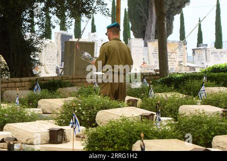 220503 -- KIRYAT SHEMONA, 3 maggio 2022 -- un soldato israeliano commemora i soldati caduti in un cimitero militare nella città israeliana settentrionale di Kiryat Shemona il 3 maggio 2022. Israele, dal martedì sera al mercoledì sera, celebra il Memorial Day Yom HaZikaron per commemorare i soldati caduti e i civili uccisi nelle ostilità dal 1860. /JINI via Xinhua ISRAEL-KIRYAT SHEMONA-MEMORIAL DAY-TRIBUTE AyalxMargolin PUBLICATIONxNOTxINxCHN Foto Stock