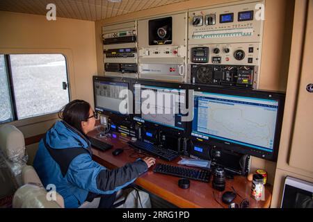 220503 -- MOUNT QOMOLANGMA BASE CAMP, 3 maggio 2022 -- Un membro dello staff del Meteorological Bureau of Tibet Autonomous Region controlla i dati in tempo reale in un veicolo di supporto di emergenza presso il campo base del Monte Qomolangma il 3 maggio 2022. La Cina ha avviato una nuova spedizione scientifica completa sul Monte Qomolangma, la vetta più alta del mondo al confine tra Cina e Nepal. Fattori meteorologici quali temperatura, velocità del vento e umidità influenzeranno direttamente il completamento delle attività di ricerca scientifica e la sicurezza del personale di ricerca ad altitudini elevate. Pertanto, è stato lanciato un team di supporto meteorologico Foto Stock