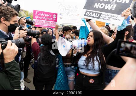 220503 -- WASHINGTON, 3 maggio 2022 -- i sostenitori dell'aborto e i manifestanti si riuniscono al di fuori della Corte Suprema degli Stati Uniti in seguito alla fuga di un progetto di parere sui diritti all'aborto a Washington, D.C., negli Stati Uniti, il 3 maggio 2022. La Corte Suprema degli Stati Uniti lancerà un'indagine sulla fuga di notizie di un progetto di parere sui diritti all'aborto, una dichiarazione ha detto martedì. Foto di /Xinhua U.S.-WASHINGTON, D.C.-CORTE SUPREMA-DIRITTI DI ABORTO AaronxSchwartz PUBLICATIONxNOTxINxCHN Foto Stock