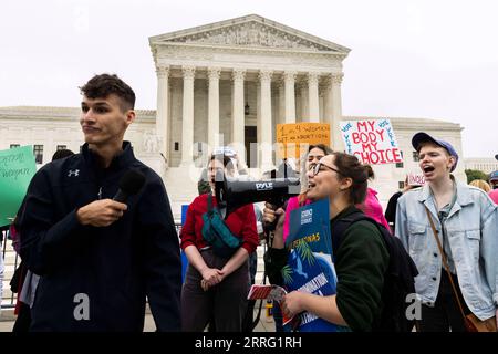 220503 -- WASHINGTON, 3 maggio 2022 -- i sostenitori dell'aborto e i manifestanti si riuniscono al di fuori della Corte Suprema degli Stati Uniti in seguito alla fuga di un progetto di parere sui diritti all'aborto a Washington, D.C., negli Stati Uniti, il 3 maggio 2022. La Corte Suprema degli Stati Uniti lancerà un'indagine sulla fuga di notizie di un progetto di parere sui diritti all'aborto, una dichiarazione ha detto martedì. Foto di /Xinhua U.S.-WASHINGTON, D.C.-CORTE SUPREMA-DIRITTI DI ABORTO AaronxSchwartz PUBLICATIONxNOTxINxCHN Foto Stock