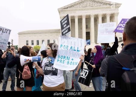 220503 -- WASHINGTON, 3 maggio 2022 -- i sostenitori dell'aborto e i manifestanti si riuniscono al di fuori della Corte Suprema degli Stati Uniti in seguito alla fuga di un progetto di parere sui diritti all'aborto a Washington, D.C., negli Stati Uniti, il 3 maggio 2022. La Corte Suprema degli Stati Uniti lancerà un'indagine sulla fuga di notizie di un progetto di parere sui diritti all'aborto, una dichiarazione ha detto martedì. Foto di /Xinhua U.S.-WASHINGTON, D.C.-CORTE SUPREMA-DIRITTI DI ABORTO AaronxSchwartz PUBLICATIONxNOTxINxCHN Foto Stock