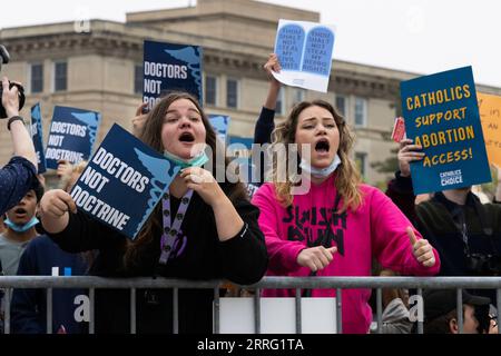 220503 -- WASHINGTON, 3 maggio 2022 -- i sostenitori dell'aborto e i manifestanti si riuniscono al di fuori della Corte Suprema degli Stati Uniti in seguito alla fuga di un progetto di parere sui diritti all'aborto a Washington, D.C., negli Stati Uniti, il 3 maggio 2022. La Corte Suprema degli Stati Uniti lancerà un'indagine sulla fuga di notizie di un progetto di parere sui diritti all'aborto, una dichiarazione ha detto martedì. Foto di /Xinhua U.S.-WASHINGTON, D.C.-CORTE SUPREMA-DIRITTI DI ABORTO AaronxSchwartz PUBLICATIONxNOTxINxCHN Foto Stock