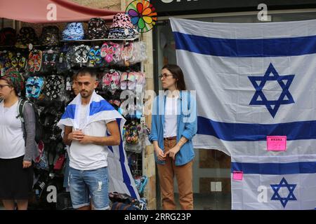 220504 -- GERUSALEMME, 4 maggio 2022 -- la gente si ferma a Gerusalemme, come suona una sirena in memoria dei soldati caduti di Israele e delle persone uccise negli attacchi, 4 maggio 2022. Israele, dal martedì sera al mercoledì sera, celebra il Memorial Day Yom HaZikaron per commemorare i soldati caduti e i civili uccisi nelle ostilità dal 1860. MIDEAST-JERUSALEM-MEMORIAL DAY ShangxHao PUBLICATIONxNOTxINxCHN Foto Stock