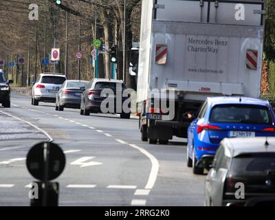 220318 -- FRANCOFORTE, 18 marzo 2022 -- la foto scattata il 18 marzo 2022 mostra i veicoli che viaggiano su una strada a Francoforte, Germania. In risposta al recente impennata dei prezzi della benzina e del gasolio in Germania, mercoledì l'Ufficio federale dei cartelli BKartA ha dichiarato che seguirà da vicino l'andamento dei prezzi nelle stazioni di servizio del paese. Foto di /Xinhua GERMANY-FRANKFURT-GAS-PRICES-SURGE ArmandoxBabani PUBLICATIONxNOTxINxCHN Foto Stock