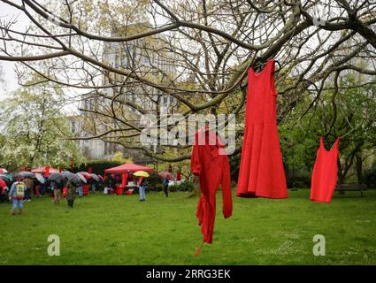 220505 -- VANCOUVER, 5 maggio 2022 -- abiti rossi sono visti durante un evento per commemorare le donne indigene scomparse e uccise fuori dal municipio di Vancouver, British Columbia, Canada, il 5 maggio 2022. Il 5 maggio è la giornata nazionale della consapevolezza per le donne e le ragazze indigene scomparse e assassinate in Canada, nota anche come Red Dress Day. Foto di /Xinhua CANADA-VANCOUVER-RED DRESS DAY LiangxSen PUBLICATIONxNOTxINxCHN Foto Stock