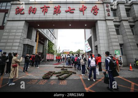 220506 -- SHENYANG, 6 maggio 2022 -- gli studenti entrano in una scuola media a Shenyang, nella provincia di Liaoning, nel nord-est della Cina, 6 maggio 2022. Le scuole medie e superiori hanno ripreso le lezioni il venerdì per laureare gli studenti a Shenyang City. CHINA-LIAONING-SHENYANG-SCHOOL-GRADUATING CLASSES-RESUMPTION CN PANXYULONG PUBLICATIONXNOTXINXCHN Foto Stock