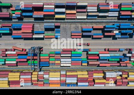 220506 -- NANCHINO, 6 maggio 2022 -- foto aerea scattata il 6 maggio 2022 mostra una vista del terminal container Longtan del porto di Nanchino a Nanchino, provincia di Jiangsu. Recentemente, oltre alla prevenzione e al controllo delle epidemie, Jiangsu Port Group ha compiuto sforzi nel trasporto di materiali di sostentamento delle persone e di importanti materiali di produzione, in modo da garantire la sicurezza e la stabilità della catena industriale e della catena di approvvigionamento. CHINA-JIANGSU-NANJING-PORT-SHIPMENT CN LIXBO PUBLICATIONXNOTXINXCHN Foto Stock