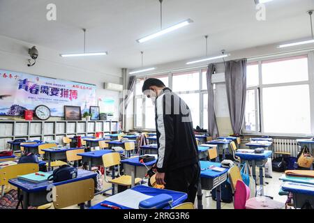 220506 -- SHENYANG, 6 maggio 2022 -- Un insegnante disinfetta un'aula in una scuola media a Shenyang, provincia di Liaoning della Cina nord-orientale, 6 maggio 2022. Le scuole medie e superiori hanno ripreso le lezioni il venerdì per laureare gli studenti a Shenyang City. CHINA-LIAONING-SHENYANG-SCHOOL-GRADUATING CLASSES-RESUMPTION CN PANXYULONG PUBLICATIONXNOTXINXCHN Foto Stock