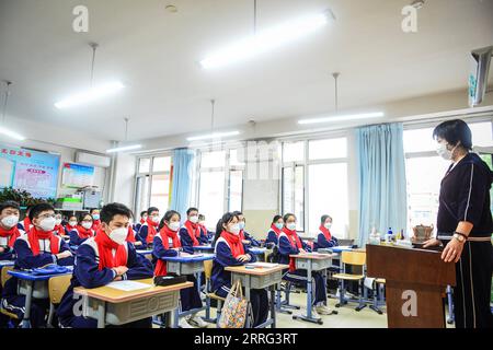 220506 -- SHENYANG, 6 maggio 2022 -- Un insegnante tiene una lezione in una scuola media a Shenyang, nella provincia di Liaoning della Cina nord-orientale, 6 maggio 2022. Le scuole medie e superiori hanno ripreso le lezioni il venerdì per laureare gli studenti a Shenyang City. CHINA-LIAONING-SHENYANG-SCHOOL-GRADUATING CLASSES-RESUMPTION CN PANXYULONG PUBLICATIONXNOTXINXCHN Foto Stock