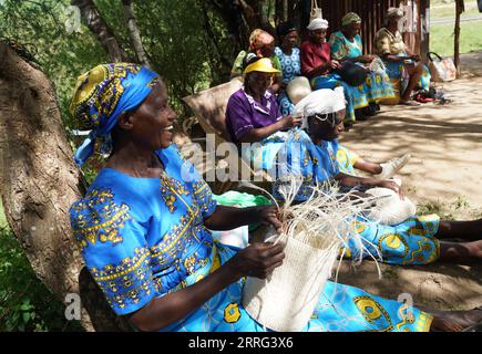 220506 -- MACHAKOS KENYA, 6 maggio 2022 -- le donne tessono cestini nel villaggio di Katangi nella contea di Machakos, Kenya, il 3 maggio 2022. PER ANDARE CON la caratteristica: Le donne rurali keniane ampliano i flussi di reddito attraverso la tessitura dei cesti KENYA-MACHAKOS-WOMEN-BASKET-WEAVING DongxJianghui PUBLICATIONxNOTxINxCHN Foto Stock