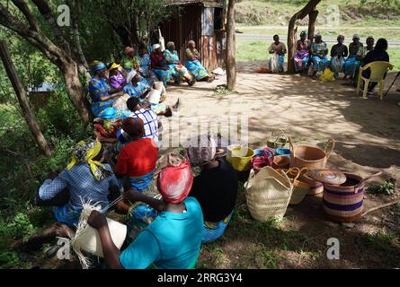 220506 -- MACHAKOS KENYA, 6 maggio 2022 -- le donne tessono cestini nel villaggio di Katangi nella contea di Machakos, Kenya, il 3 maggio 2022. PER ANDARE CON la caratteristica: Le donne rurali keniane ampliano i flussi di reddito attraverso la tessitura dei cesti KENYA-MACHAKOS-WOMEN-BASKET-WEAVING DongxJianghui PUBLICATIONxNOTxINxCHN Foto Stock