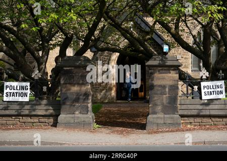 220507 -- MANCHESTER, 7 maggio 2022 -- Una donna lascia un collegio elettorale dopo aver espresso il suo voto per le elezioni locali a Manchester, in Gran Bretagna, 5 maggio 2022. Il partito conservatore al governo britannico ha perso alcune delle sue tradizionali roccaforti nelle elezioni locali di giovedì. PER ANDARE CON Roundup: I conservatori del Regno Unito subiscono perdite nelle elezioni locali in mezzo allo scandalo partygate, inflazione foto di /Xinhua BRITAIN-CONSERVATIVES-LOCAL ELECTIONS JonxSuper PUBLICATIONxNOTxINxCHN Foto Stock
