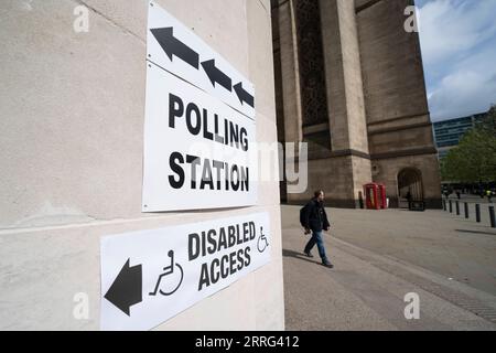 220507 -- MANCHESTER, 7 maggio 2022 -- Un uomo cammina davanti a un seggio elettorale a Manchester, in Gran Bretagna, 5 maggio 2022. Il partito conservatore al governo britannico ha perso alcune delle sue tradizionali roccaforti nelle elezioni locali di giovedì. PER ANDARE CON Roundup: I conservatori del Regno Unito subiscono perdite nelle elezioni locali in mezzo allo scandalo partygate, inflazione foto di /Xinhua BRITAIN-CONSERVATIVES-LOCAL ELECTIONS JonxSuper PUBLICATIONxNOTxINxCHN Foto Stock