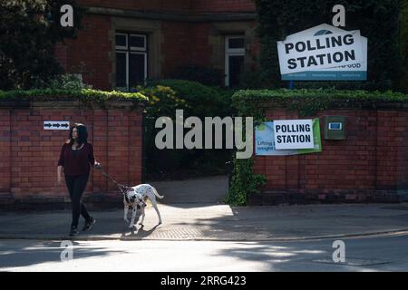 220507 -- MANCHESTER, 7 maggio 2022 -- Una donna lascia un collegio elettorale dopo aver espresso il suo voto per le elezioni locali a Manchester, in Gran Bretagna, 5 maggio 2022. Il partito conservatore al governo britannico ha perso alcune delle sue tradizionali roccaforti nelle elezioni locali di giovedì. PER ANDARE CON Roundup: I conservatori del Regno Unito subiscono perdite nelle elezioni locali in mezzo allo scandalo partygate, inflazione foto di /Xinhua BRITAIN-CONSERVATIVES-LOCAL ELECTIONS JonxSuper PUBLICATIONxNOTxINxCHN Foto Stock
