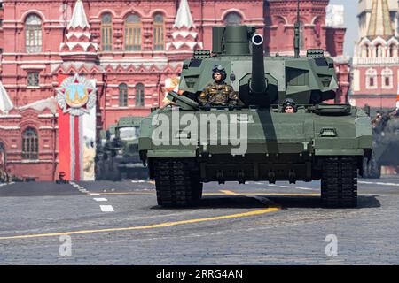 220507 -- MOSCA, 7 maggio 2022 -- carri armati T-14 partecipano a una prova della parata del giorno della Vittoria a Mosca, in Russia, 7 maggio 2022. RUSSIA-MOSCA-GIORNO DELLA VITTORIA PARATA-PROVA BAIXXUEQI PUBLICATIONXNOTXINXCHN Foto Stock