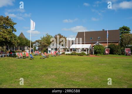 Norddorf auf der Nordseeinsel Amrum eine Grüne Wiese im Zentrum mit Liegestühlen zu relaxen Foto Stock