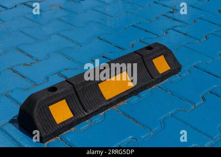 Sicurezza del parcheggio: Primo piano del finecorsa in gomma Foto Stock