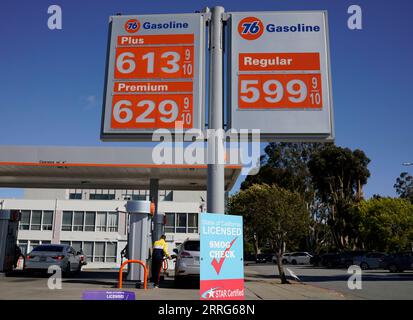 220511 -- MILLBRAE, 11 maggio 2022 -- i prezzi della benzina sono visualizzati presso un distributore di benzina a Millbrae, California, Stati Uniti, 10 maggio 2022. I prezzi medi nazionali della benzina normale e del diesel negli Stati Uniti sono saliti entrambi ai nuovi massimi record martedì. Secondo l'American Automobile Association AAA, che fornisce l'ultima analisi dei prezzi del gas basata sui dati di 130.000 stazioni di servizio a livello nazionale, il prezzo del gas regolare è aumentato di quattro centesimi martedì a 4,37 dollari USA al gallone, superando il precedente record di 4,33 dollari l'11 marzo. Foto di /Xinhua U.S.-CALIFORNIA-MILLBRAE-GASO Foto Stock