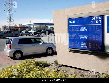 220511 -- MILLBRAE, 11 maggio 2022 -- i prezzi della benzina sono visualizzati presso un distributore di benzina a Millbrae, California, Stati Uniti, 10 maggio 2022. I prezzi medi nazionali della benzina normale e del diesel negli Stati Uniti sono saliti entrambi ai nuovi massimi record martedì. Secondo l'American Automobile Association AAA, che fornisce l'ultima analisi dei prezzi del gas basata sui dati di 130.000 stazioni di servizio a livello nazionale, il prezzo del gas regolare è aumentato di quattro centesimi martedì a 4,37 dollari USA al gallone, superando il precedente record di 4,33 dollari l'11 marzo. Foto di /Xinhua U.S.-CALIFORNIA-MILLBRAE-GASO Foto Stock