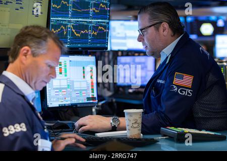 220512 -- NEW YORK, 12 maggio 2022 -- Un trader lavora alla Borsa di New York NYSE a New York, negli Stati Uniti, 11 maggio 2022. Mercoledì scorso le azioni statunitensi sono diminuite dopo che i dati hanno mostrato che le letture dell'inflazione di aprile sono state superiori al previsto. La media industriale di Dow Jones è scesa di 326,63 punti, o del 1,02%, a 31.834.11. La S&P 500 è diminuita di 65,87 punti, o del 1,65%, a 3.935,18. Il Nasdaq Composite Index è sceso di 373,43 punti, o 3,18%, a 11.364,24. /NYSE/Handout via Xinhua U.S.-NEW YORK-STOCK MARKET-FALL CourtneyxCrow PUBLICATIONxNOTxINxCHN Foto Stock