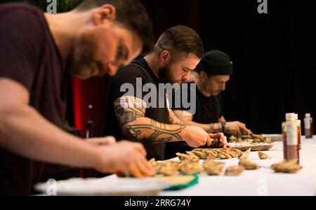 220511 -- TORONTO, 11 maggio 2022 -- gli Oyster shuckers competono durante la John Bil Oyster Shucking Competition al 2022 Restaurants Canada Show di Toronto, Canada, l'11 maggio 2022. Alcuni dei più veloci shucker di ostrica del Nord America hanno partecipato alla competizione qui mercoledì per mostrare le loro abilità. Foto di /Xinhua CANADA-TORONTO-OYSTER SHUCKING COMPETITION ZouxZheng PUBLICATIONxNOTxINxCHN Foto Stock