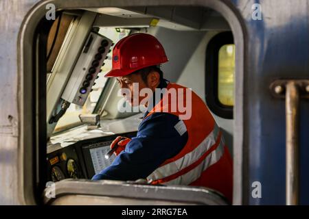 220512 -- DATONG, 12 maggio 2022 -- Un lavoratore controlla le condizioni di un treno merci in una base di manutenzione a Datong, nella provincia dello Shanxi della Cina settentrionale, 12 maggio 2022. Per garantire un trasporto sicuro e regolare sulla ferrovia Datong-Qinhuangdao, i lavoratori della China Railway Taiyuan Group Co., Ltd. Effettuano una manutenzione regolare dei treni merci pesanti dopo la consegna del carico. CINA-SHANXI-DATONG-TRENI MERCI-MANUTENZIONE CN CAOXYANG PUBLICATIONXNOTXINXCHN Foto Stock