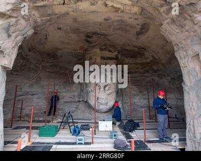 220512 -- DATONG, 12 maggio 2022 -- i tecnici raccolgono informazioni sulle reliquie nella grotta 17 delle Grotte di Yungang a Datong, nella provincia dello Shanxi della Cina settentrionale, 11 maggio 2022. Un gruppo di tecnici del Yungang Research Institute sta cercando di raccogliere dati digitali della grotta 17 delle grotte di Yungang a Datong. L'istituto è dedicato alla protezione, alla ricerca e alla gestione delle Grotte di Yungang. Negli ultimi anni, il personale dell'istituto si è impegnato nella raccolta e digitalizzazione delle informazioni delle reliquie delle grotte allo scopo di facilitarne l'archiviazione digitale. La digitalizzazione o Foto Stock