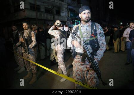 Pakistan, Bombenanschlag a Karatschi 220512 -- KARACHI PAKISTAN, 12 maggio 2022 -- il personale di sicurezza è in guardia nel sito dove un'esplosione è scoppiata a Karachi, Pakistan meridionale, il 12 maggio 2022. Tredici persone sono rimaste ferite quando l'esplosione è esplosa all'interno di una zona di mercato a Karachi giovedì sera tardi, hanno detto le autorità ospedaliere. Str/Xinhua PAKISTAN-KARACHI-BLAST Stringer PUBLICATIONxNOTxINxCHN Foto Stock