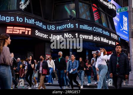 220513 -- NEW YORK, 13 maggio 2022 -- i pedoni camminano di fronte a un notiziario di Times Square a New York, negli Stati Uniti, il 12 maggio 2022. PER ANDARE CON Xinhua titoli: A manufactured Tragedy -- U.S. Covid-19 Death REACH 1 mln foto di /Xinhua Xinhua titoli: A manufactured Tragedy -- U.S. Covid-19 Death REACH 1 mln MichaelxNagle PUBLICATIONxNOTxINxCHN Foto Stock