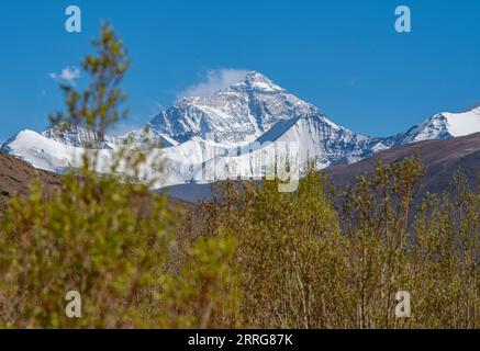 220513 -- CAMPO BASE DEL MONTE QOMOLANGMA, 13 maggio 2022 -- foto scattata il 10 maggio 2022 mostra il monte Qomolangma nella riserva naturale nazionale di Qomolangma nella città di Zhaxizom nella contea di Tingri, nella regione autonoma del Tibet della Cina sud-occidentale. CHINA-TIBET-ZHAXIZOM-SCENARIO CN SunxFei PUBLICATIONxNOTxINxCHN Foto Stock