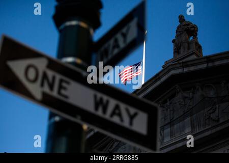 220513 -- NEW YORK, 13 maggio 2022 -- Una bandiera degli Stati Uniti vola a mezz'asta in cima alla Corte Suprema della contea di New York a New York, negli Stati Uniti, il 12 maggio 2022. PER ANDARE CON Xinhua titoli: A manufactured Tragedy -- U.S. Covid-19 Death REACH 1 mln foto di /Xinhua Xinhua titoli: A manufactured Tragedy -- U.S. Covid-19 Death REACH 1 mln MichaelxNagle PUBLICATIONxNOTxINxCHN Foto Stock